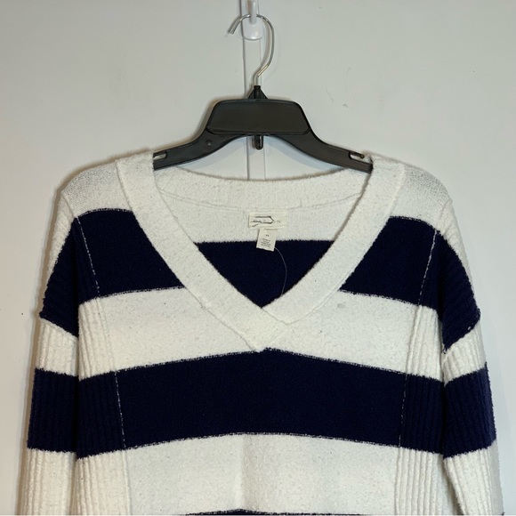 Caslon V-Neck Stripe Pullover Sweater in Navy - Picture 2 of 10